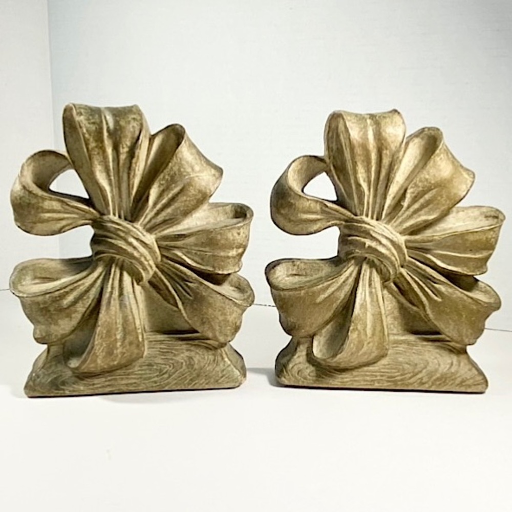 Pair of vintage Syroco Wood ribbon bow bookends